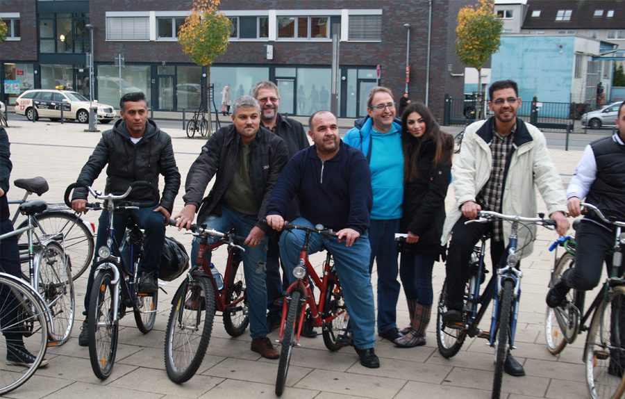 CAD Schroer Spendenradeln: Einige der Flüchtlinge mit ihren neuen Fahrrädern